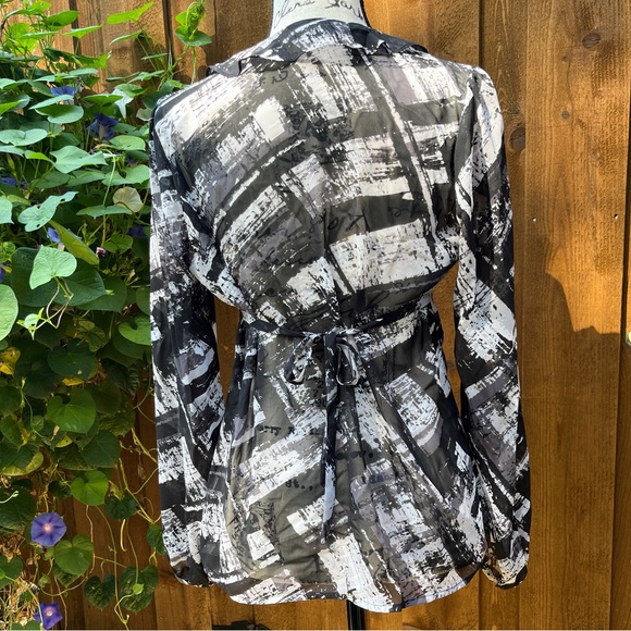 A.n.a. Women’s Long Sleeve Black & Gray Abstract Print Blouse, Size M, EUC - Picture 2 of 6